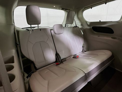 Used 2019 Chrysler Pacifica Touring-L Plus image 27