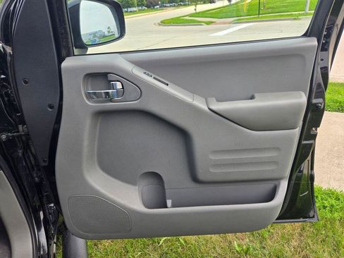 Used 2021 Nissan Frontier SV w/ Midnight Edition Floor Mats AWD/4WD image 7
