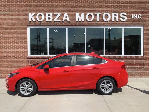 Used 2016 Chevrolet Cruze LT image 3