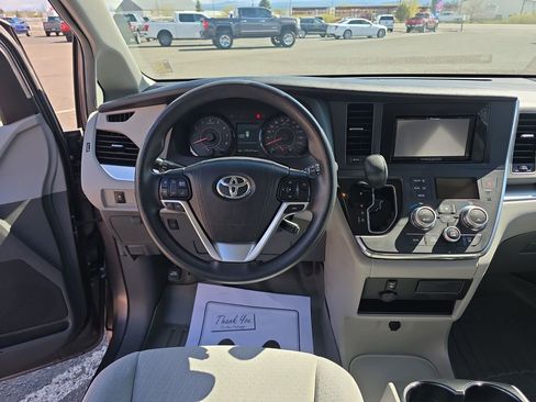 Used 2015 Toyota Sienna LE AWD/4WD image 13