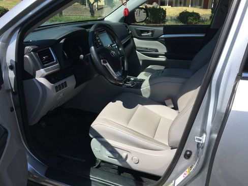 Used 2017 Toyota Highlander XLE AWD/4WD image 4