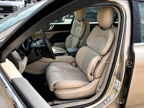 Used 2017 Lincoln Continental Premiere image 8