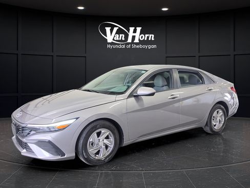 Used 2025 Hyundai Elantra SE FWD image 3