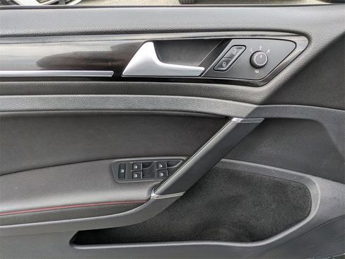 Used 2017 Volkswagen GTI SE image 11