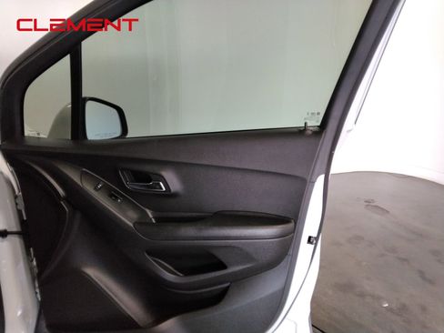 Used 2022 Chevrolet Trax LS w/ Tint and Cruise Package image 31