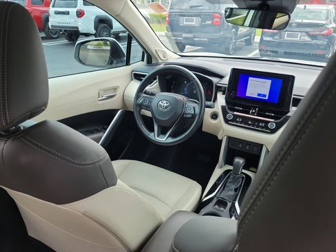 Used 2023 Toyota Corolla Cross XLE w/ Convenience Package FWD image 14
