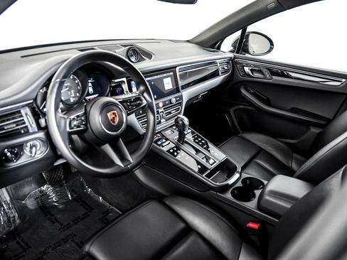 Certified 2024 Porsche Macan w/ Premium Plus Package AWD/4WD image 4