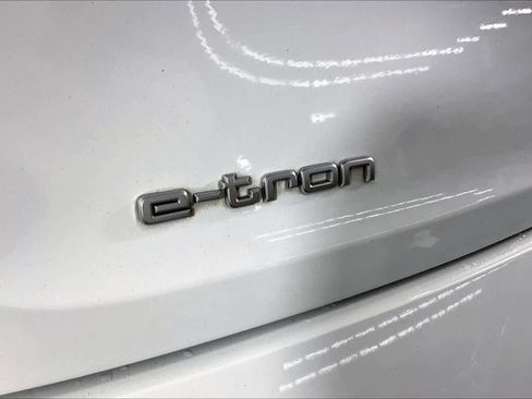 Used 2021 Audi e-tron Premium image 29
