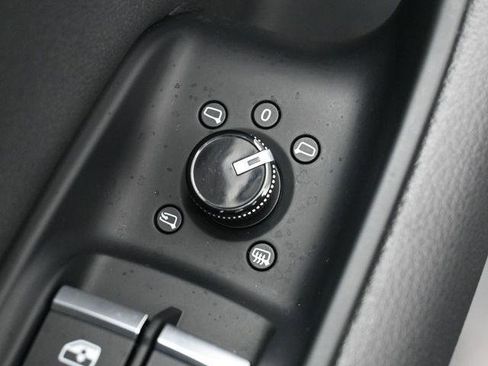 Used 2023 Audi Q8 Premium image 12