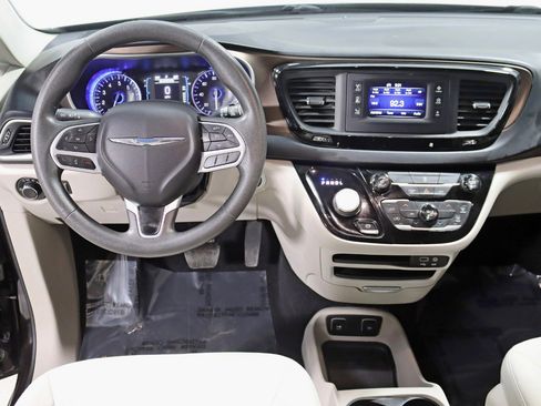 Used 2017 Chrysler Pacifica Touring image 14