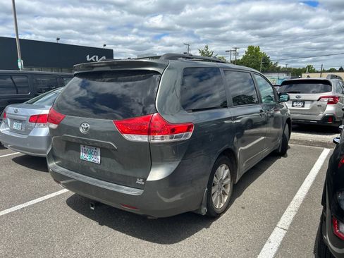 Used 2013 Toyota Sienna LE w/ Towing Pkg AWD/4WD image 3