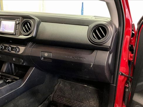 Used 2018 Toyota Tacoma SR image 15