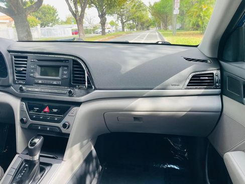 Used 2017 Hyundai Elantra SE image 13