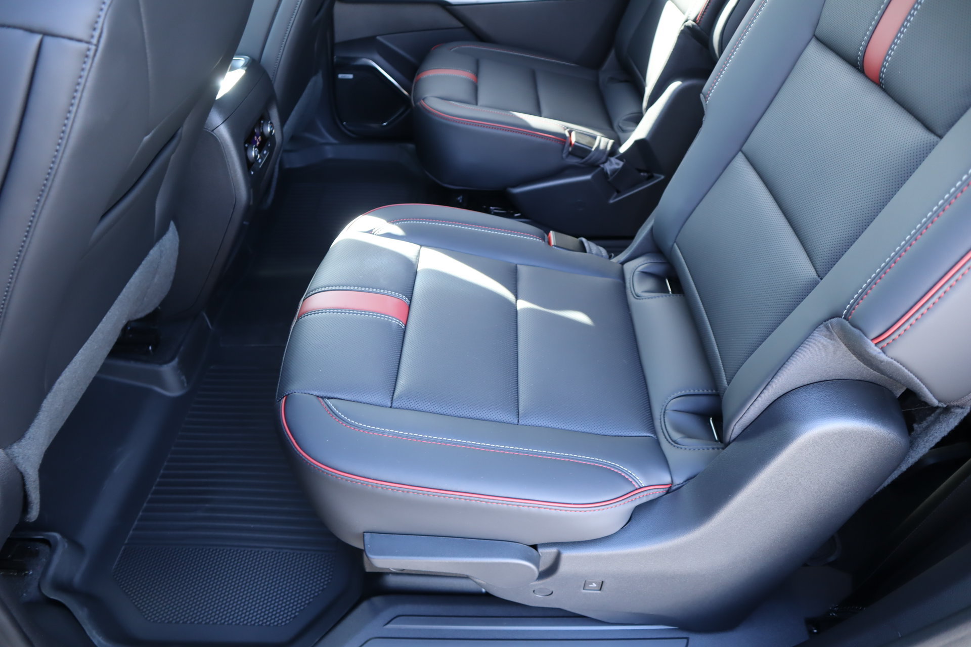 New 2027 Chevrolet Traverse RS w/ LPO, Floor Liner Package AWD/4WD image 14