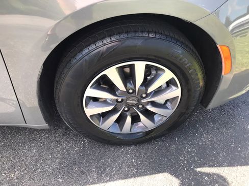 Used 2023 Chrysler Pacifica Touring-L FWD image 46