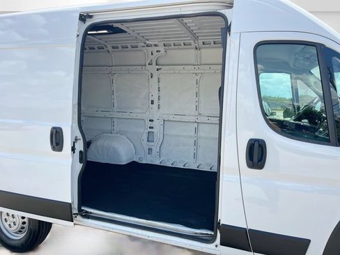 Used 2025 RAM ProMaster 2500 w/ Convenience Group FWD image 28