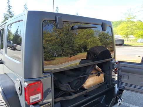 Used 2016 Jeep Wrangler Unlimited Rubicon w/ Connectivity Group AWD/4WD image 18