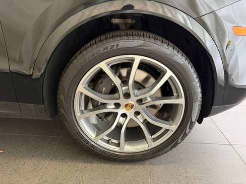 Certified 2023 Porsche Cayenne AWD/4WD image 13