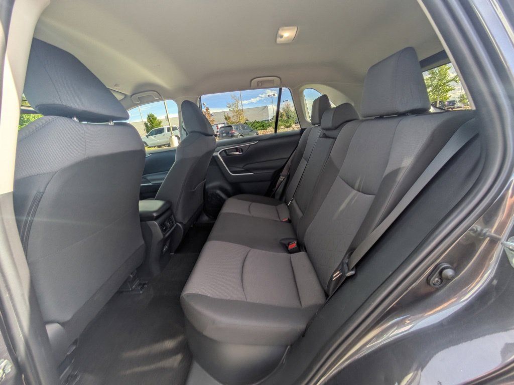 Used 2025 Toyota RAV4 XLE AWD/4WD image 27