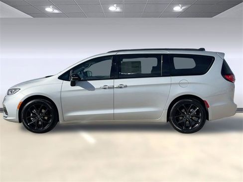 New 2026 Chrysler Pacifica Select image 2