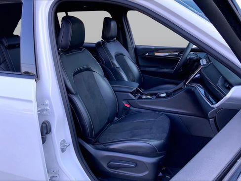 Used 2023 Jeep Grand Cherokee Altitude AWD/4WD image 9