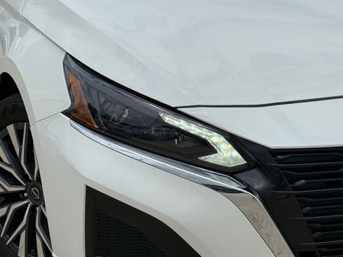 Used 2025 Nissan Altima 2.5 SV FWD image 3