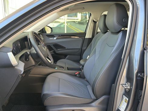 Used 2025 Volkswagen Tiguan SE w/ Panoramic Sunroof Package image 15