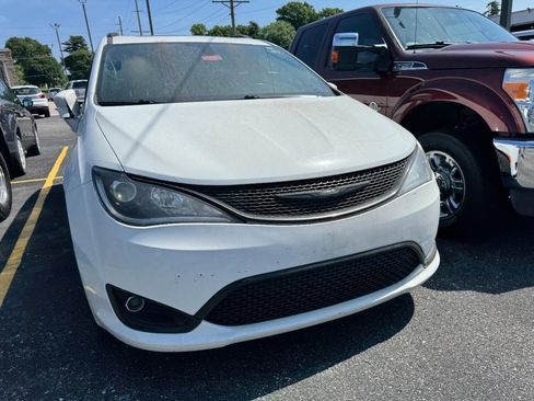Used 2018 Chrysler Pacifica Touring-L Plus FWD image 2