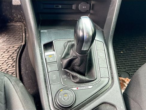 Used 2018 Volkswagen Tiguan S image 16
