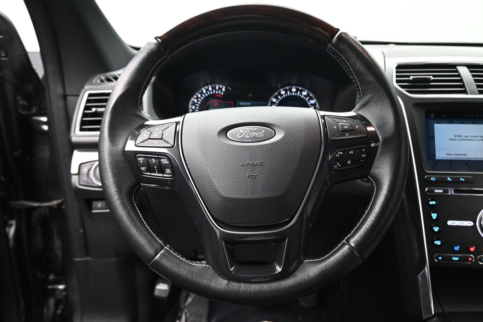 Used 2018 Ford Explorer Platinum AWD/4WD image 12