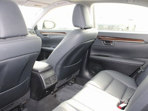 Used 2016 Lexus ES 300h w/ Navigation System Package image 9