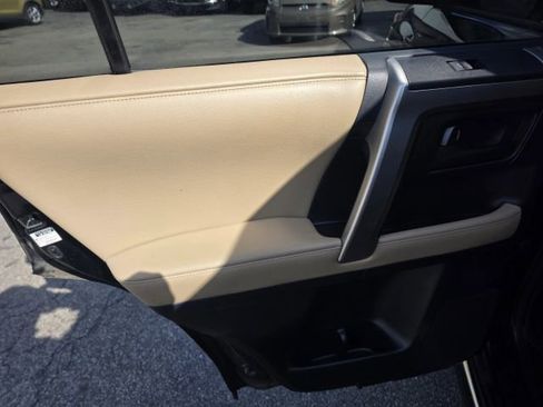 Used 2011 Toyota 4Runner SR5 w/ Convenience Pkg image 18