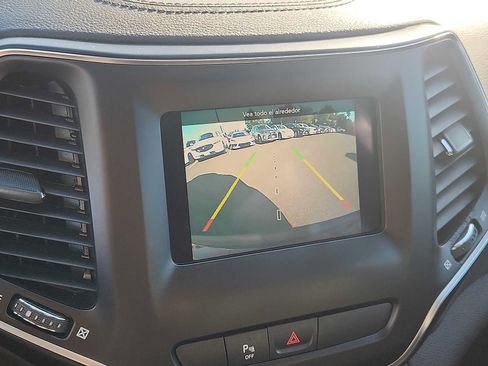 Used 2019 Jeep Cherokee Latitude Plus w/ Cold Weather Group AWD/4WD image 17