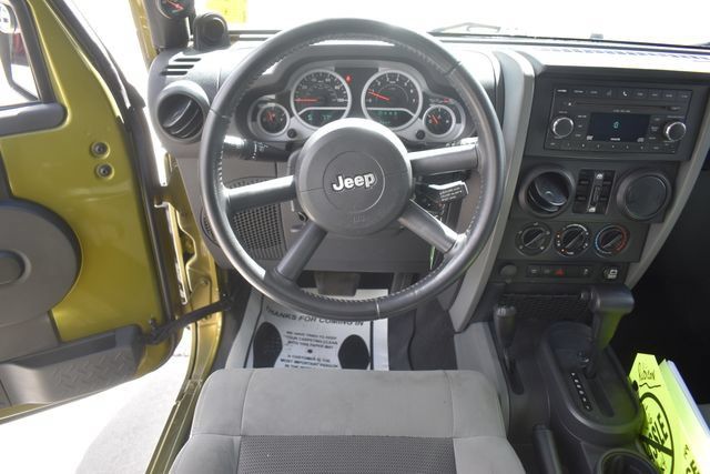Used 2010 Jeep Wrangler Unlimited Rubicon AWD/4WD image 13