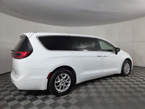 Certified 2024 Chrysler Pacifica Touring-L image 3