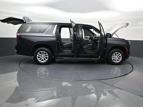 Used 2025 Chevrolet Suburban LS RWD image 33