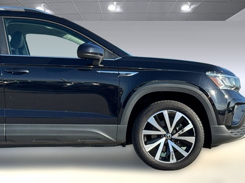 Used 2024 Volkswagen Taos SE image 2