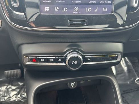 Certified 2025 Volvo XC40 B5 Plus image 24