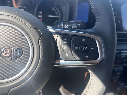 Used 2025 Jeep Wrangler Unlimited Sahara AWD/4WD image 16