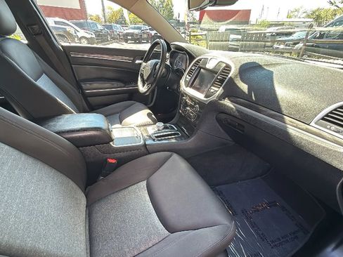 Used 2019 Chrysler 300 Touring w/ Sport Appearance Package image 31