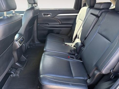 Used 2018 Toyota Highlander XLE image 13