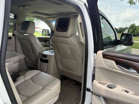 Used 2017 Cadillac Escalade Luxury AWD/4WD image 36