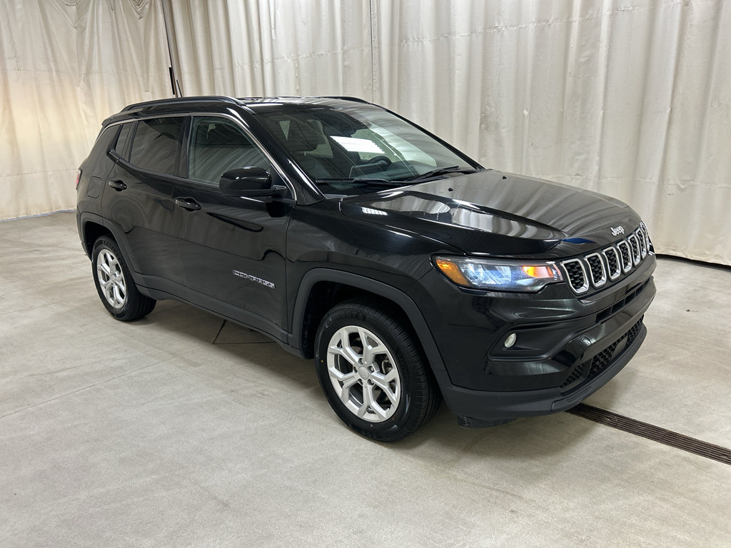 Used 2024 Jeep Compass Latitude AWD/4WD image 1