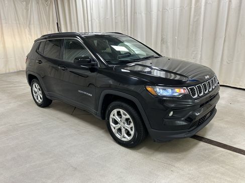 Used 2024 Jeep Compass Latitude AWD/4WD image 1