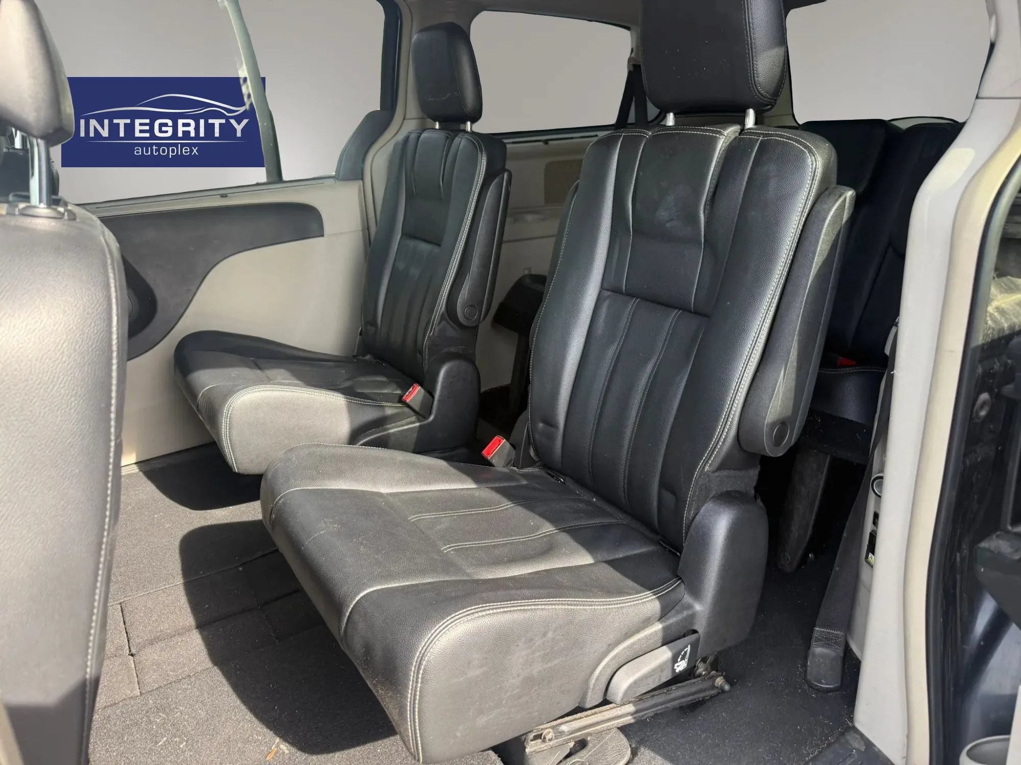 Used 2014 Chrysler Town & Country Touring FWD image 12