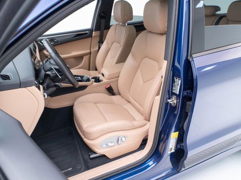 Certified 2026 Porsche Macan AWD/4WD image 5