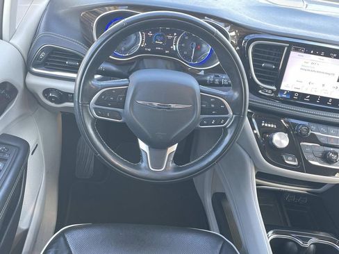 Used 2022 Chrysler Pacifica Limited image 15