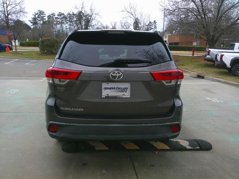 Used 2017 Toyota Highlander LE image 12