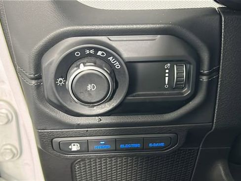 Used 2024 Jeep Wrangler Unlimited Sahara AWD/4WD image 19