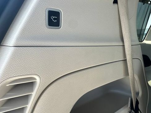 Used 2022 Chrysler Pacifica Touring-L FWD image 22